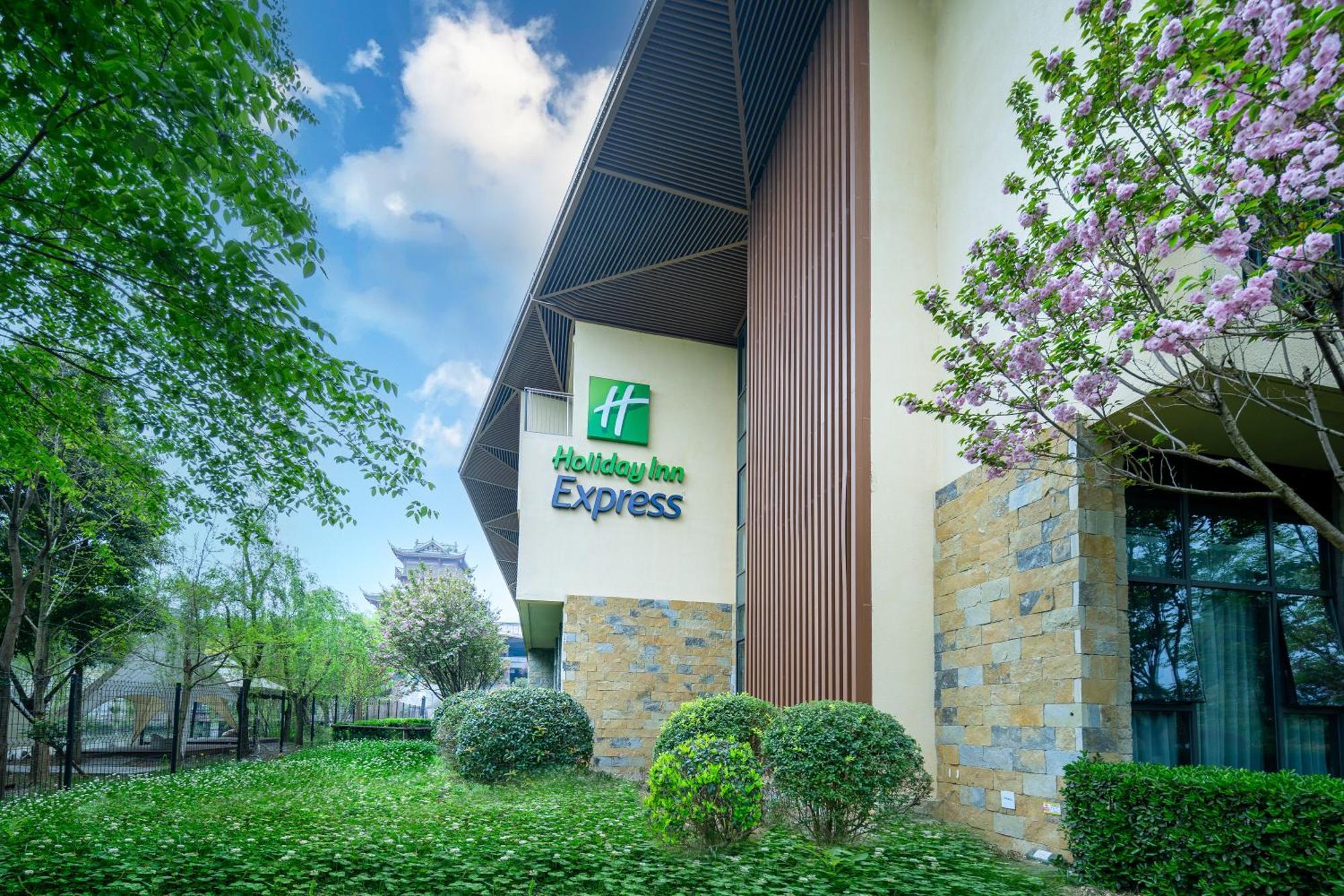 Holiday Inn Express Emei Mountain By Ihg Emeishan Exterior foto